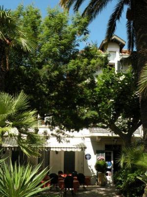 Entrée fleurie de l'hôtel Bon Abri depuis le jardin