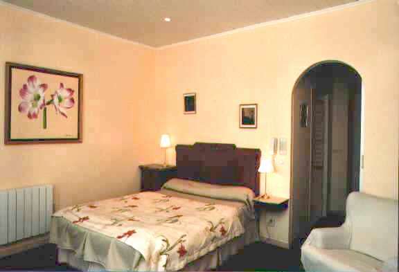 Chambre spacieuse avec douche et wc
