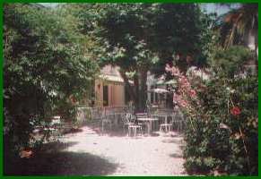 Cour intérieure ombragée de l'hôtel