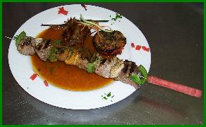Brochette servie au restaurant Bon Abri