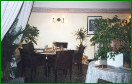 Façade fleurie du restaurant