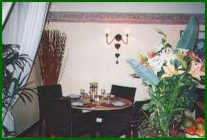Salle de restaurant chaleureuse de l'hôtel Bon Abri