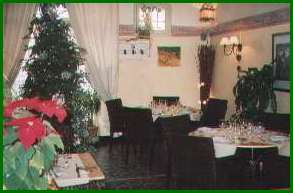 Salle de restaurant décorée pour un réveillon