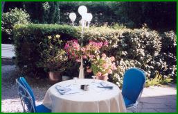 Terrasse du restaurant sous les arbres